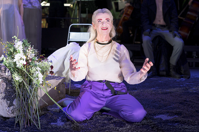 Stina Ekblad om föreställningen på Folkoperan